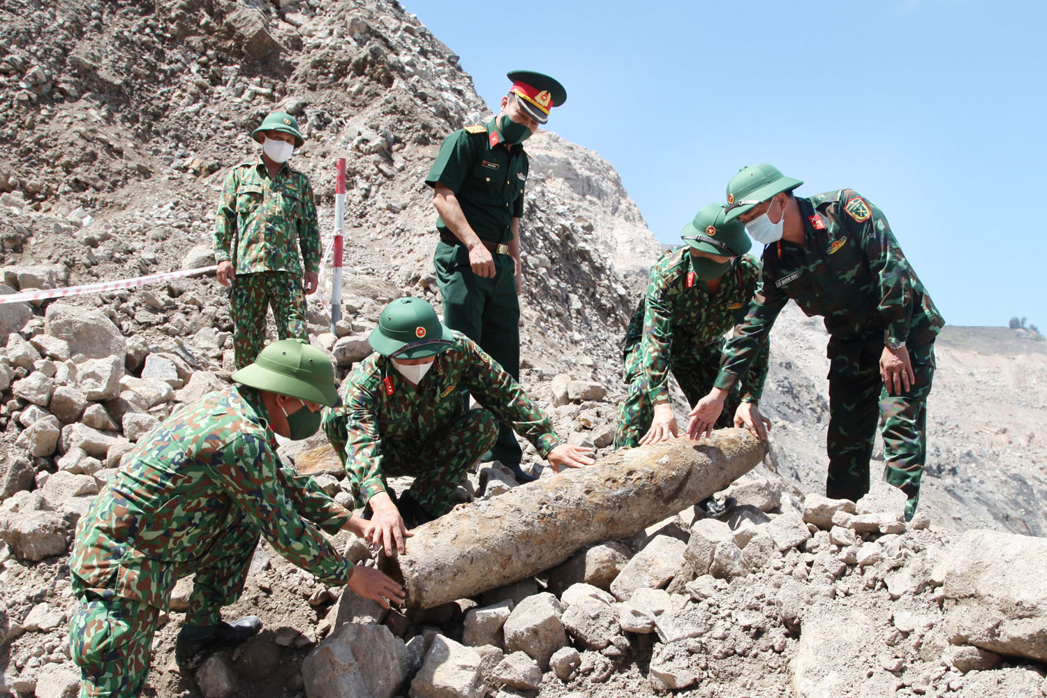 Quảng Ninh: Di dời thành công quả bom nặng gần 230kg